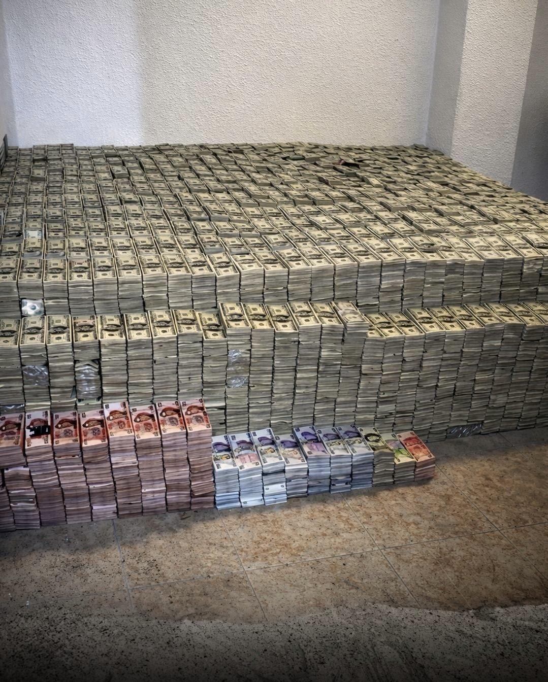 这就是墨西哥城某次突击搜查行动结束后，2.07亿美元现金堆积在一起时的真实景象。