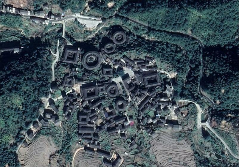 福建永定初溪土楼群鸟瞰。网传该土楼群曾被美国间谍卫星被误认为是导弹发射井，大家觉