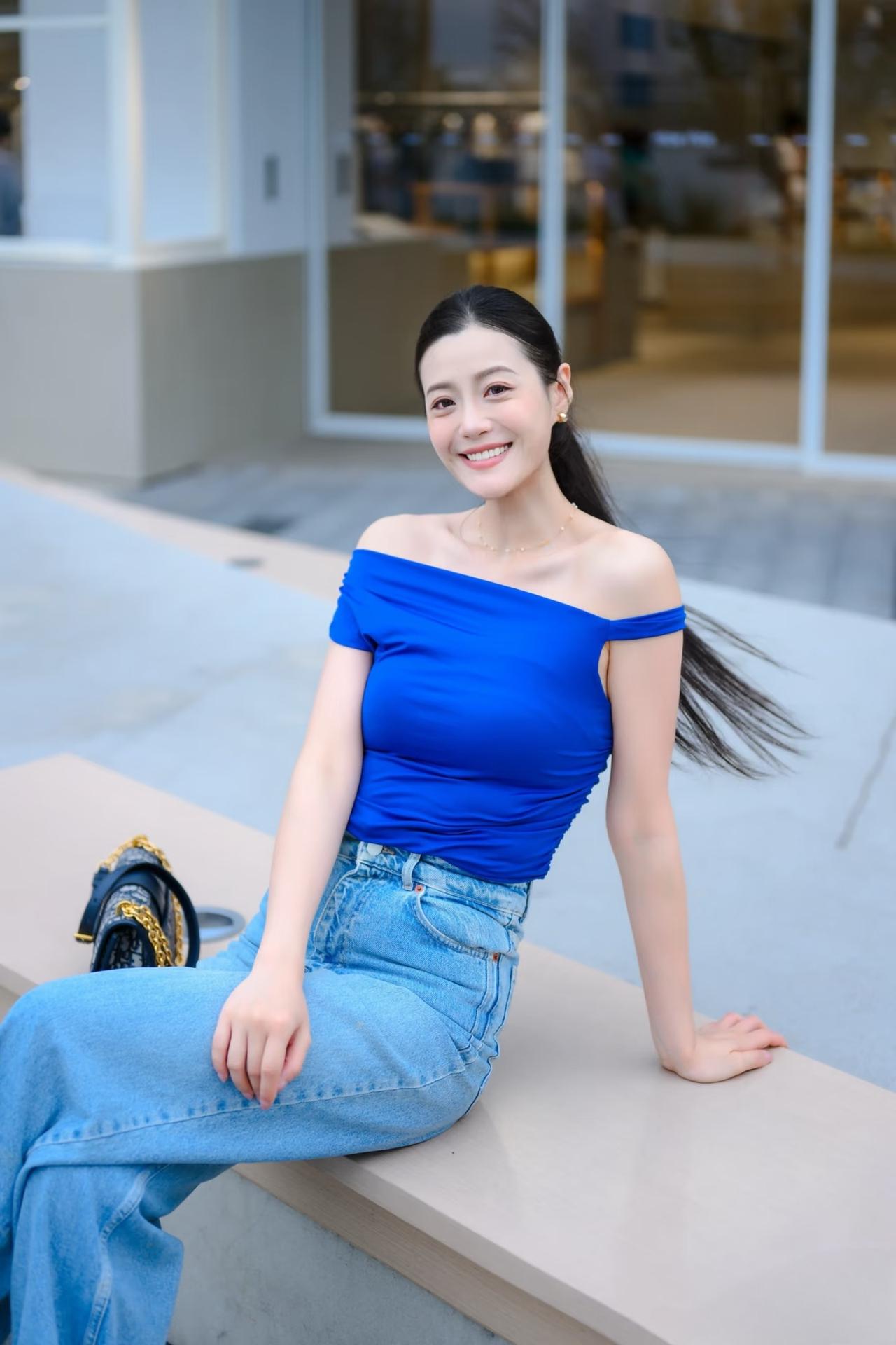 什么样的穿搭可以成为气质女神?蓝色的不对称背心搭配湖蓝色牛仔裤，非常有清新脱俗的