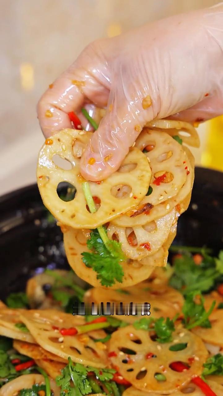 凉拌藕片。
老人家常说秋天就要多吃些白色的食物，像今天这个凉拌藕片就可以安排，脆