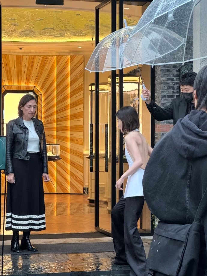 周冬雨上海活动生图路人视角下的生图都这么能打，真人肯定比镜头里还要好看。上海偶遇