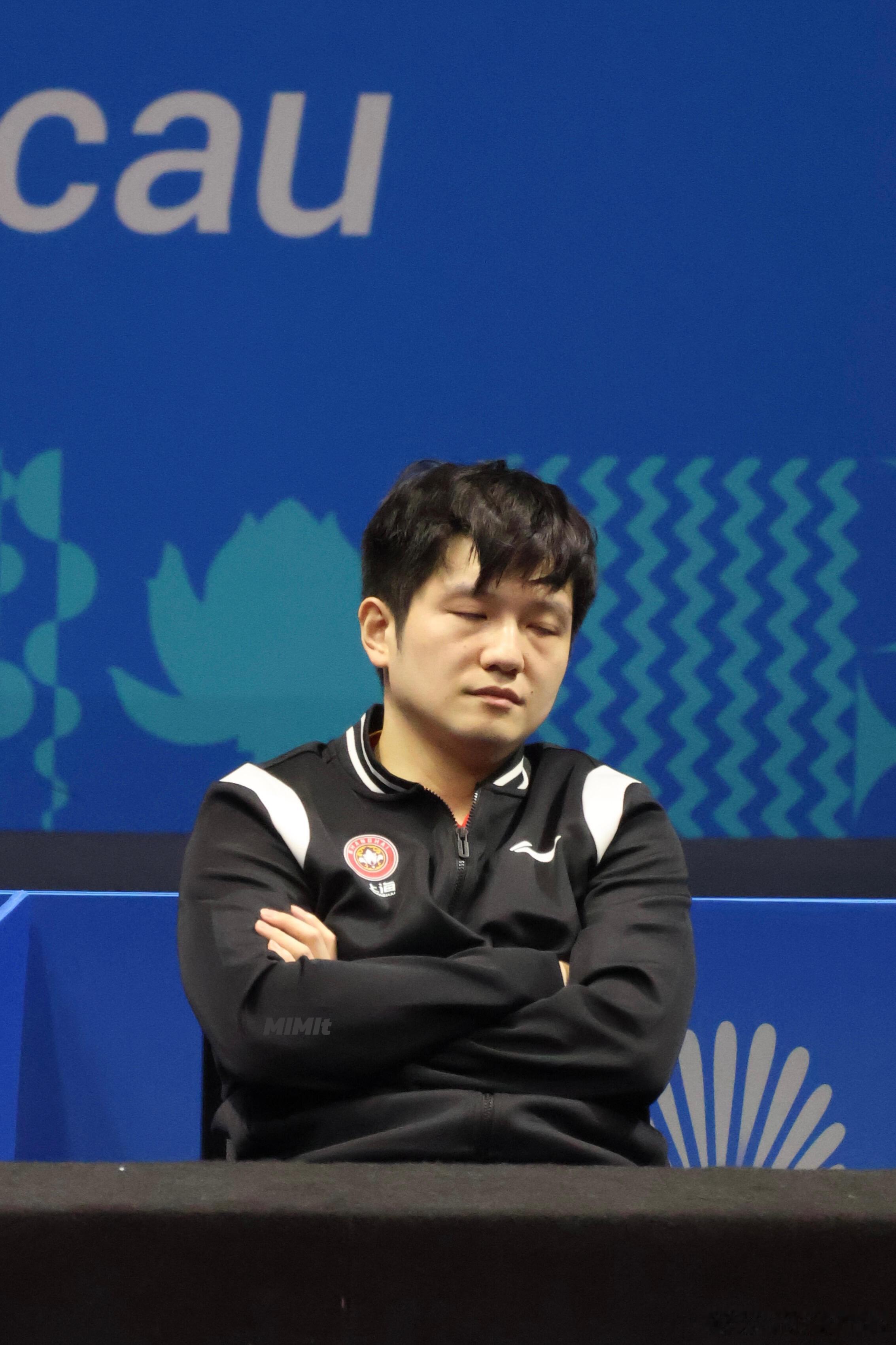 早八版的迷糊东，清醒后就会露出原型🐬