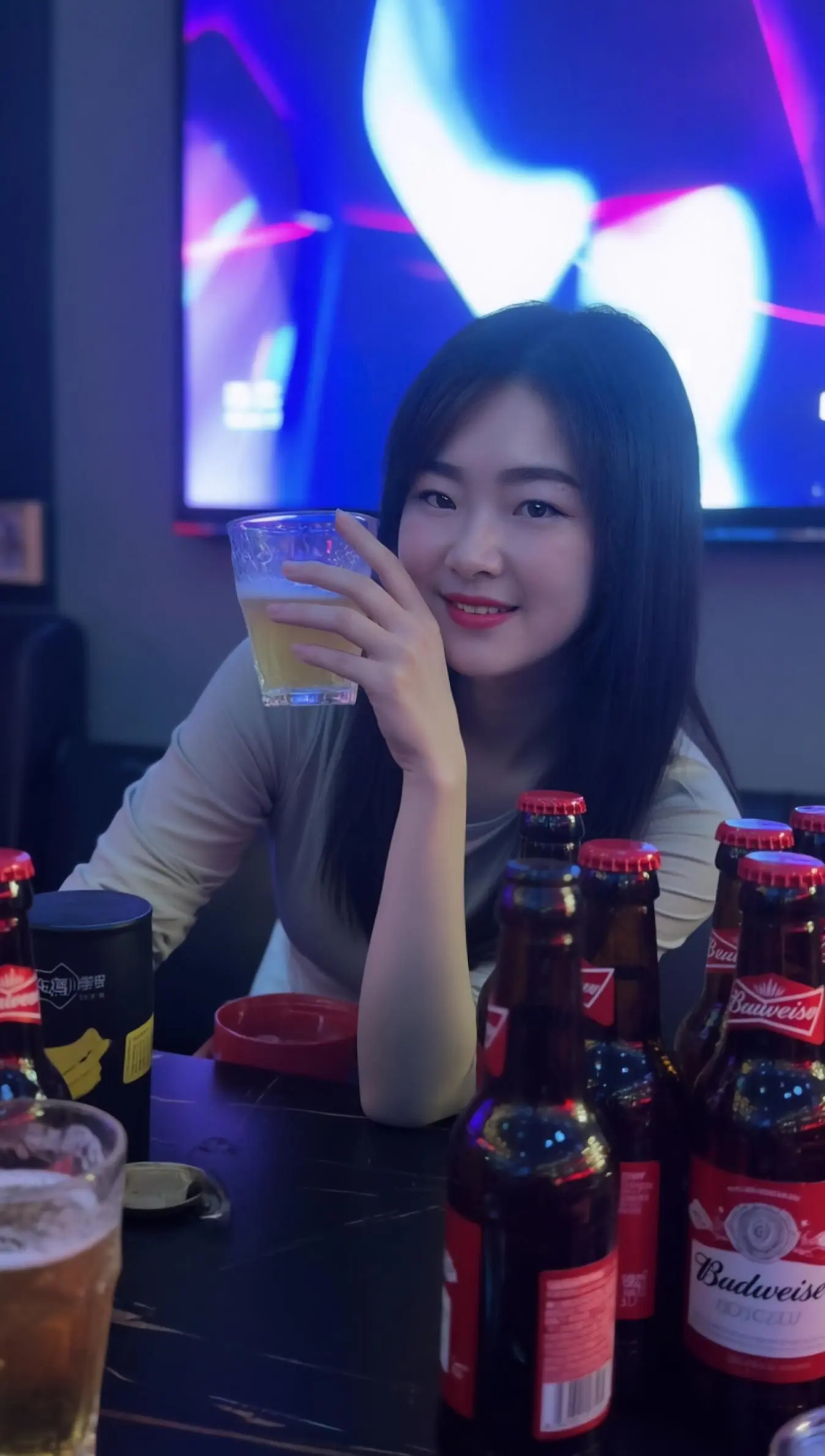 好想找酒搭子喝两杯说说心里话，然后唱歌唱到天亮，把心里的心酸和委屈全部释放出来