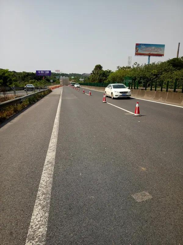 【昆明高速三支队路况提示】
5月5日16：10时许G56杭瑞高速公路昆明方向K2