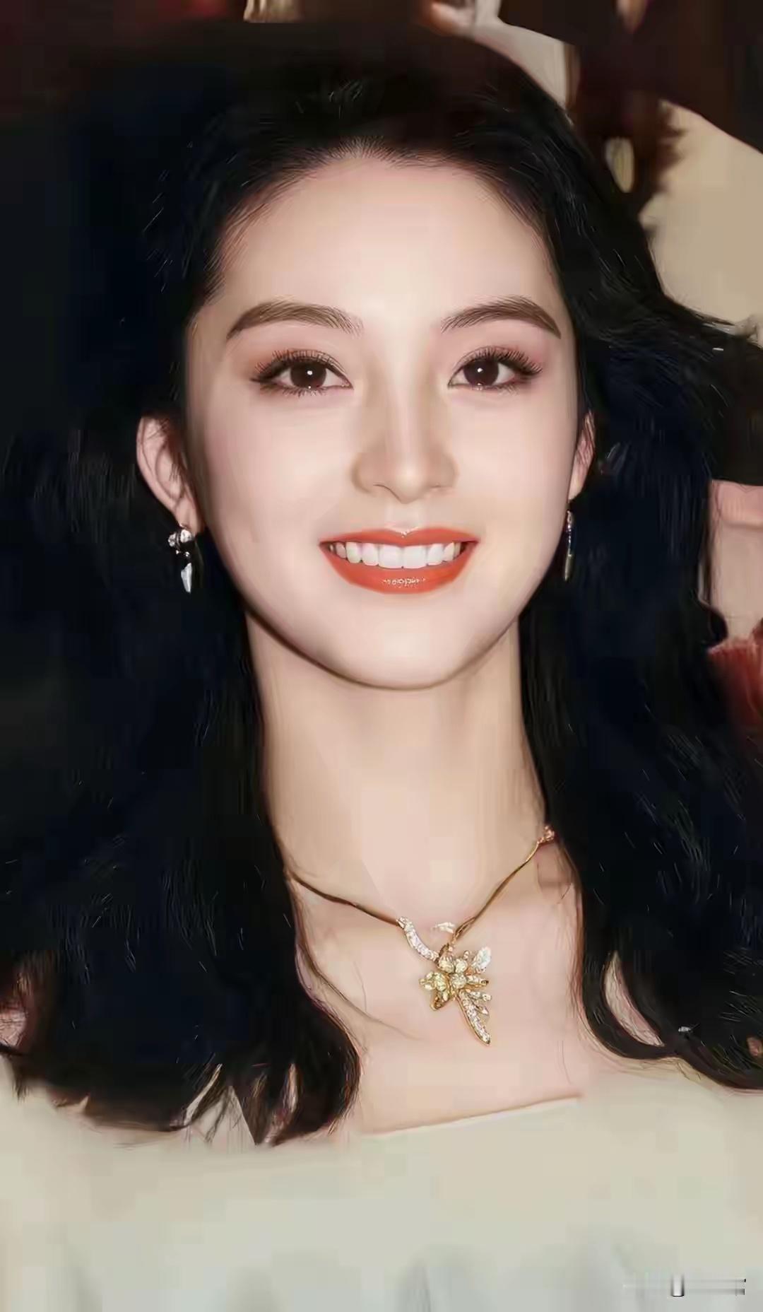建国以来也就出了这么一个林青霞吧 这颜值真的是美的，让人忘记了呼吸，美的无法挑剔