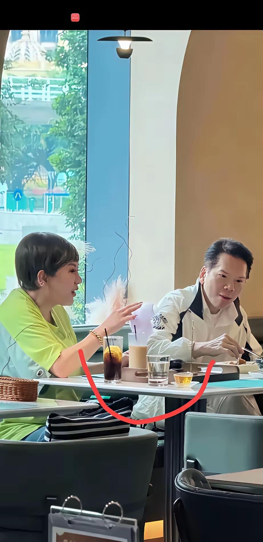 向太喝的是什么饮料还是奶茶啊？看上去都很好喝