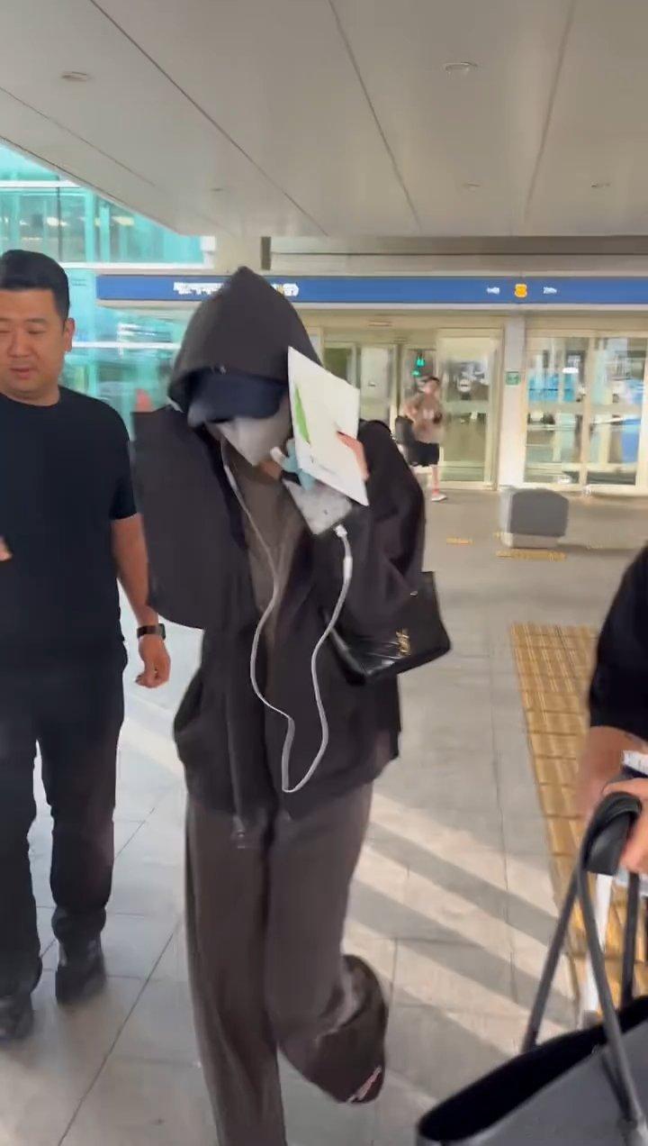 ROSÉ粉丝当着朴彩英的面唱APT中国粉丝当朴彩英面唱APT 中国粉丝就这样开团