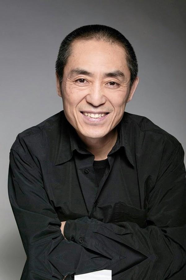 一次颁奖晚会上，张艺谋方向关晓彤时，只见她双腿紧闭，双手捂裙，双膝往下蹲，张艺谋
