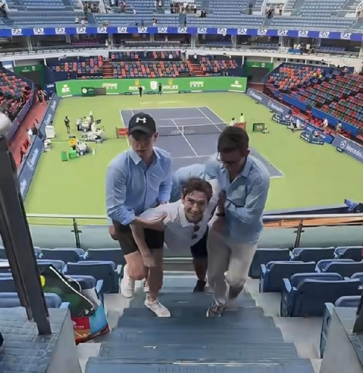 奇葩了！上海网球赛场又抬走一个，这回抬的可是一个真正的外籍人士，怎么回事呢？
原