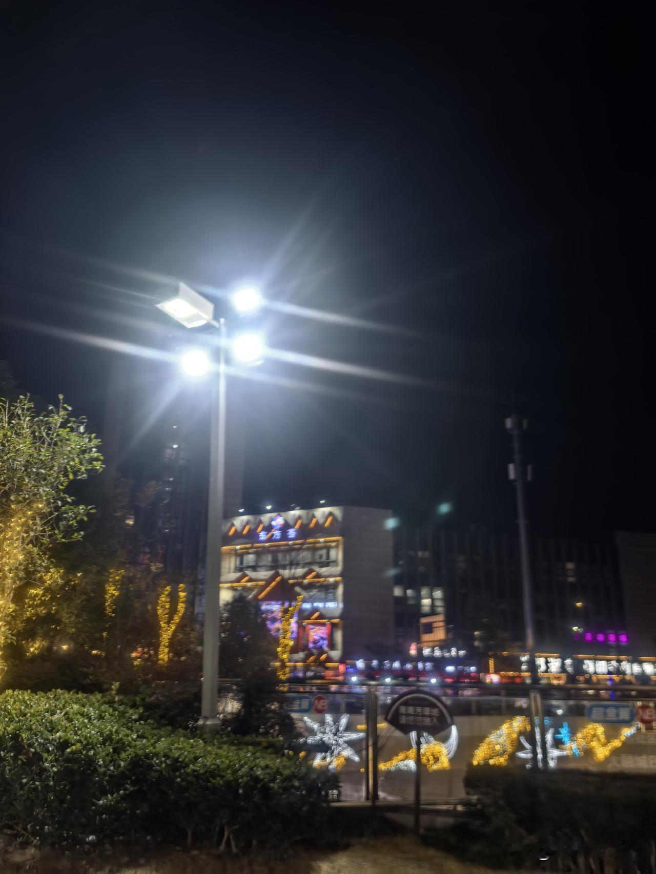 现在世界几乎看着死气沉沉，经济不景气、行业难抱团、赚钱比吃土还难，但说白了就一个