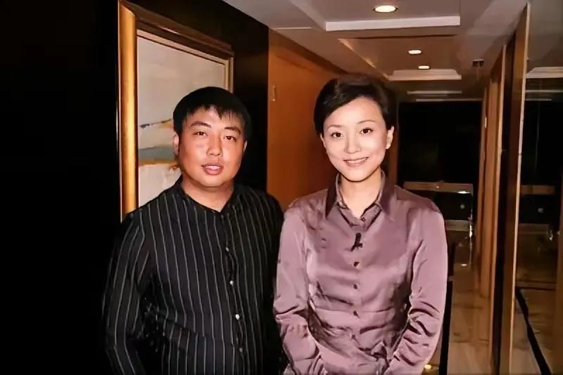 刘国梁被专访后，和主持人人合影留念。
年轻时的刘国梁叱咤国际乒坛，其前三板的技战