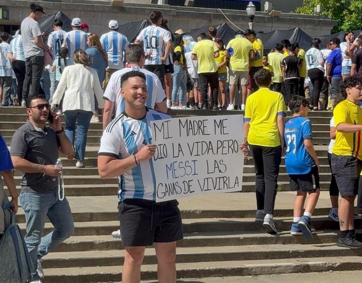 【[可怜][可怜][可怜]】球迷举牌：我的母亲给了我生命，但梅西给了我活下去的欲