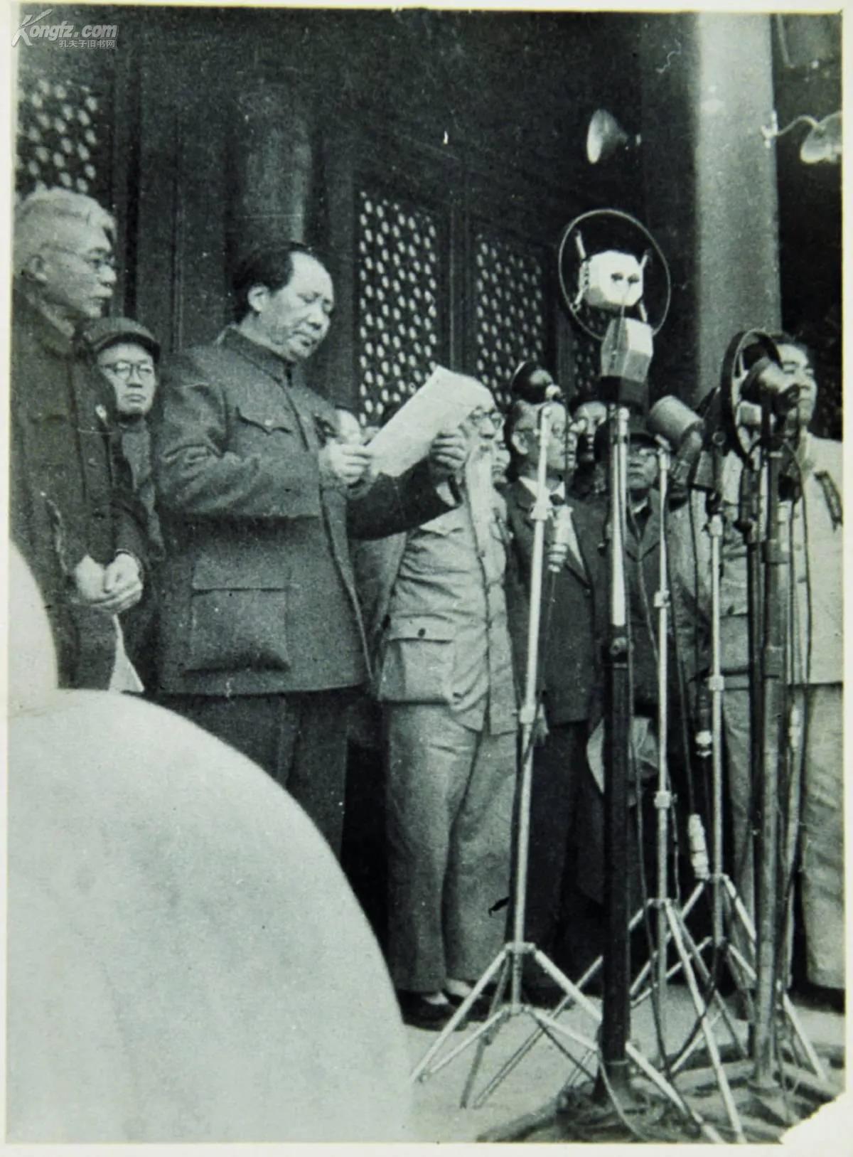 开国大典林伯渠宣布：请毛主席升旗，工作人员小声提醒：缺一个字
 
1949年的北
