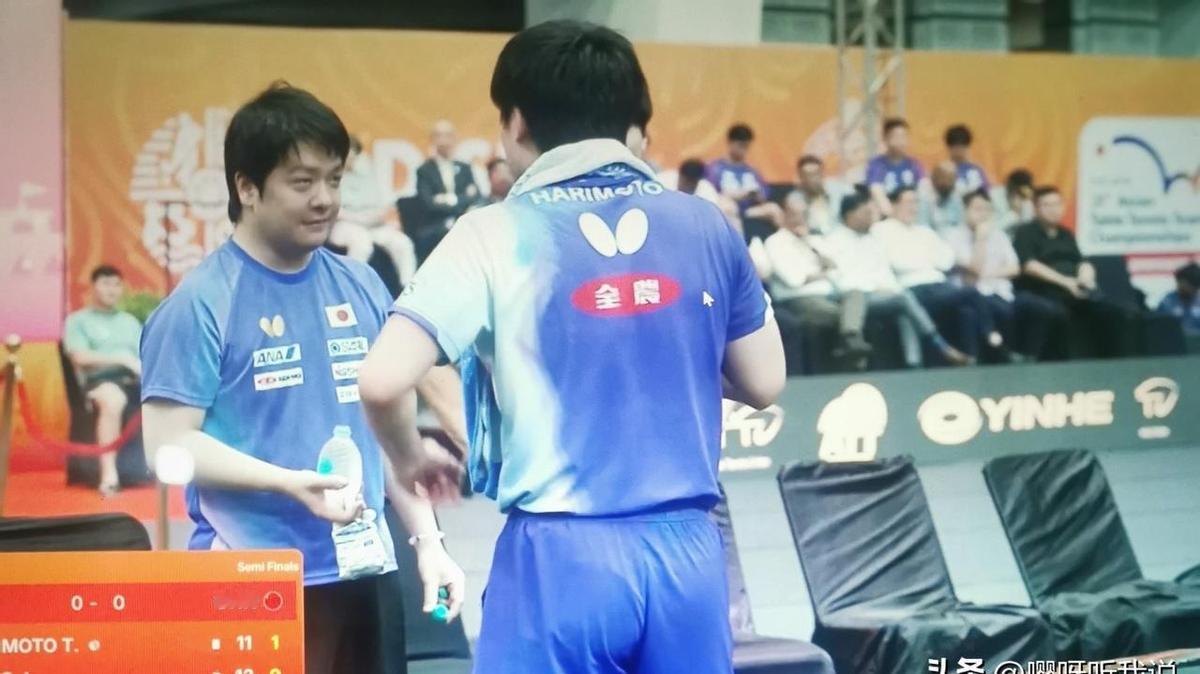 他不是一个人在说话，是队伍在听。
教练组早就定好了：谁排名最高，谁先复盘。
张本