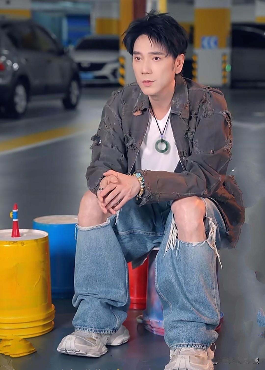 林依轮这身装备是在巴黎世家买的吧？这棕色上衣都是破烂不堪的线头，蓝色牛仔裤膝盖处