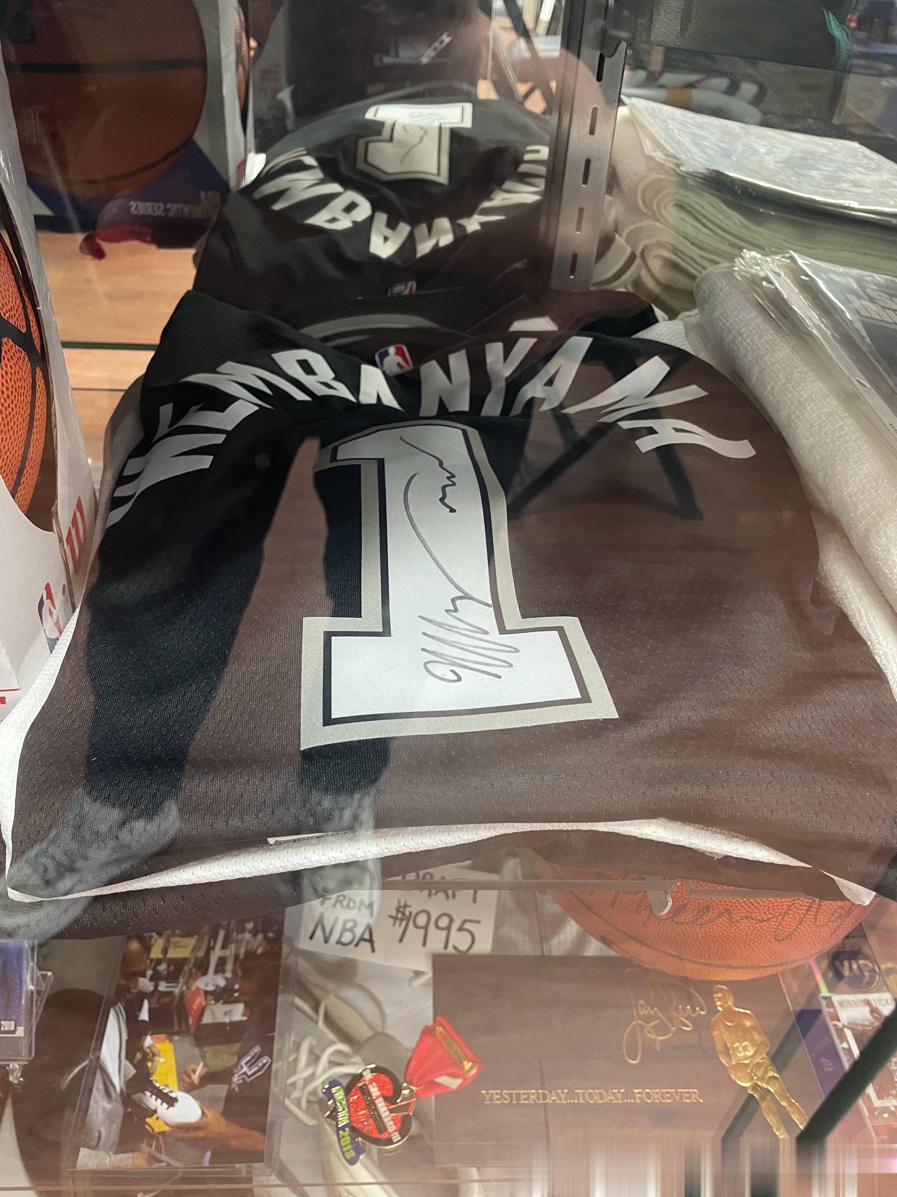 馆内的，今天可去扫货，看最近fanshop的情况没比赛都不开门了[允悲]福袋也可