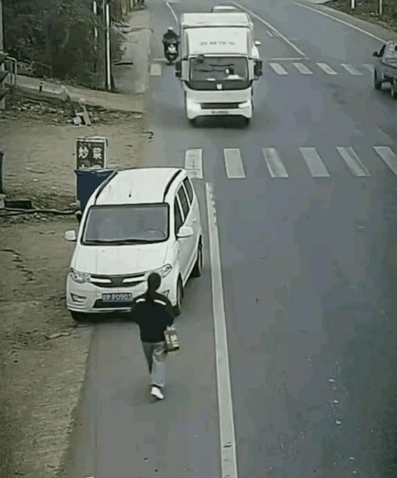 女子要过马路，前面几米就是斑马线，有一辆白车停在路边，女子想绕过停着的白车走到斑