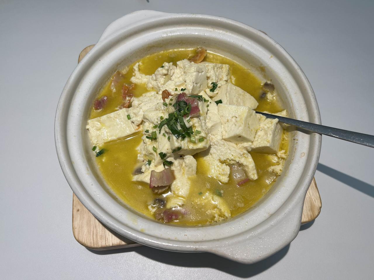 在东北的一家＂浙菜＂酒馆点了一道＂白水洋豆腐＂，觉得菜的味道甚佳，顺便问了服务员