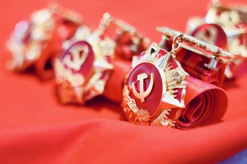 一枚枚勋章，是时光留下的印记，也是坚持的最好见证。
从提笔生疏到从容分享，每一次