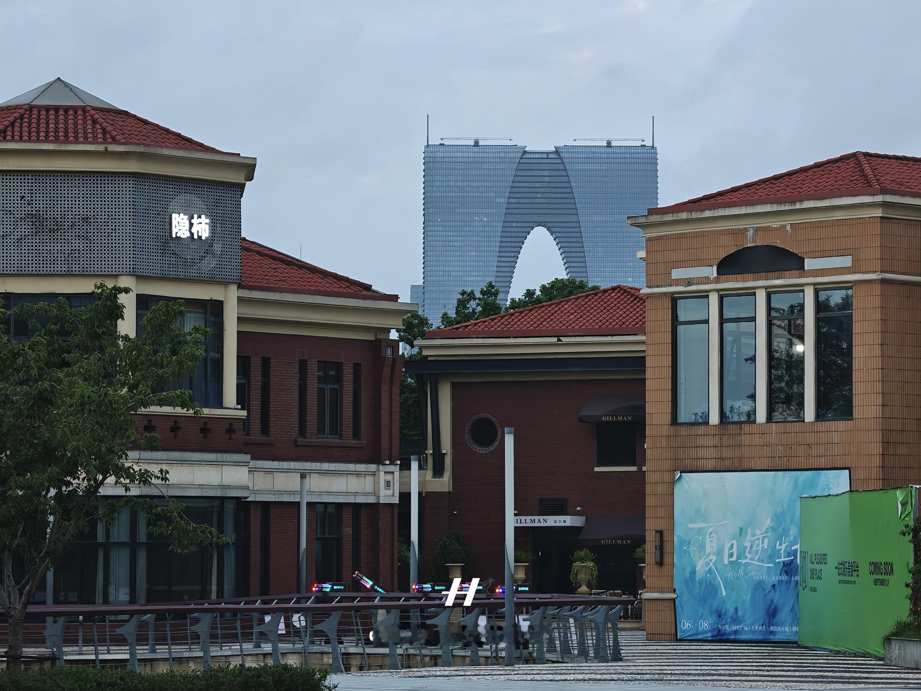 沿着金鸡湖，从月光码头走到苏州中心。  ​​​