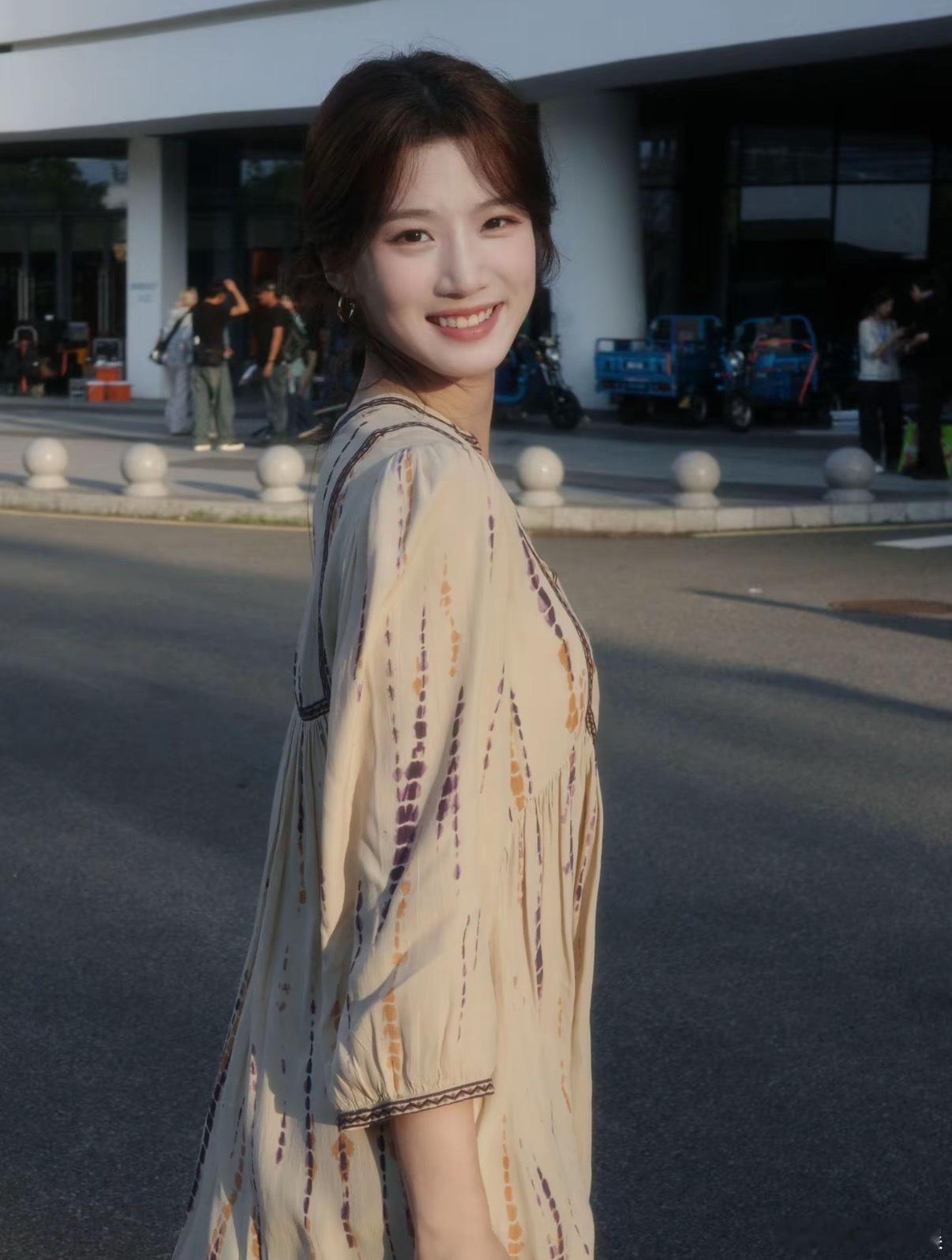 卢昱晓这张照片有种女性的光辉，特别的温柔 