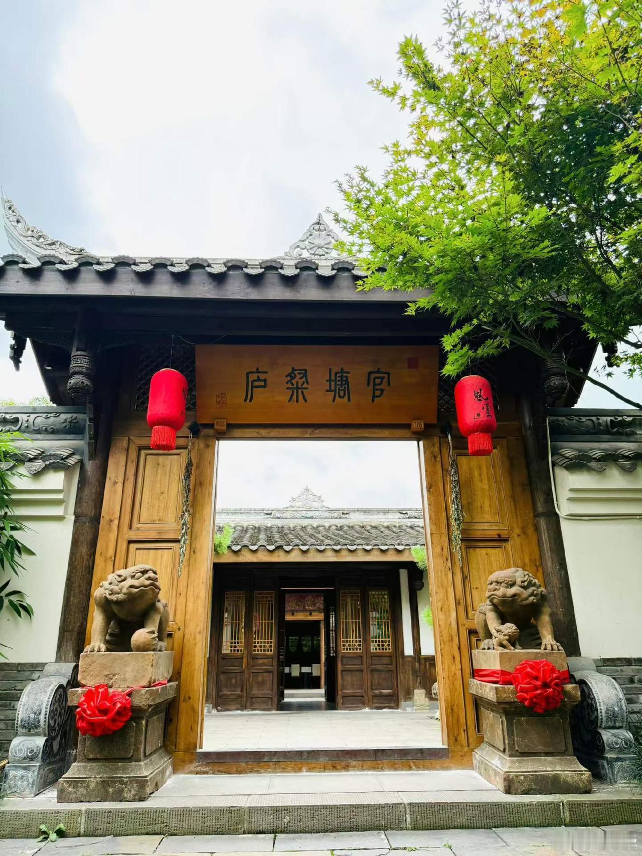 走访成都官塘村，走进锦绣艺术馆。
新加坡归来的时尚设计，让非遗锦绣焕发新彩，风光