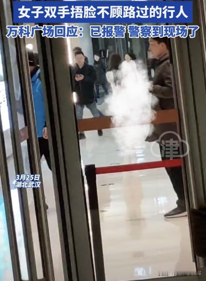 这是做“任务”呢？湖北武汉，一年轻女子脱光衣服，全身裸体在广场来回穿梭，画面让人