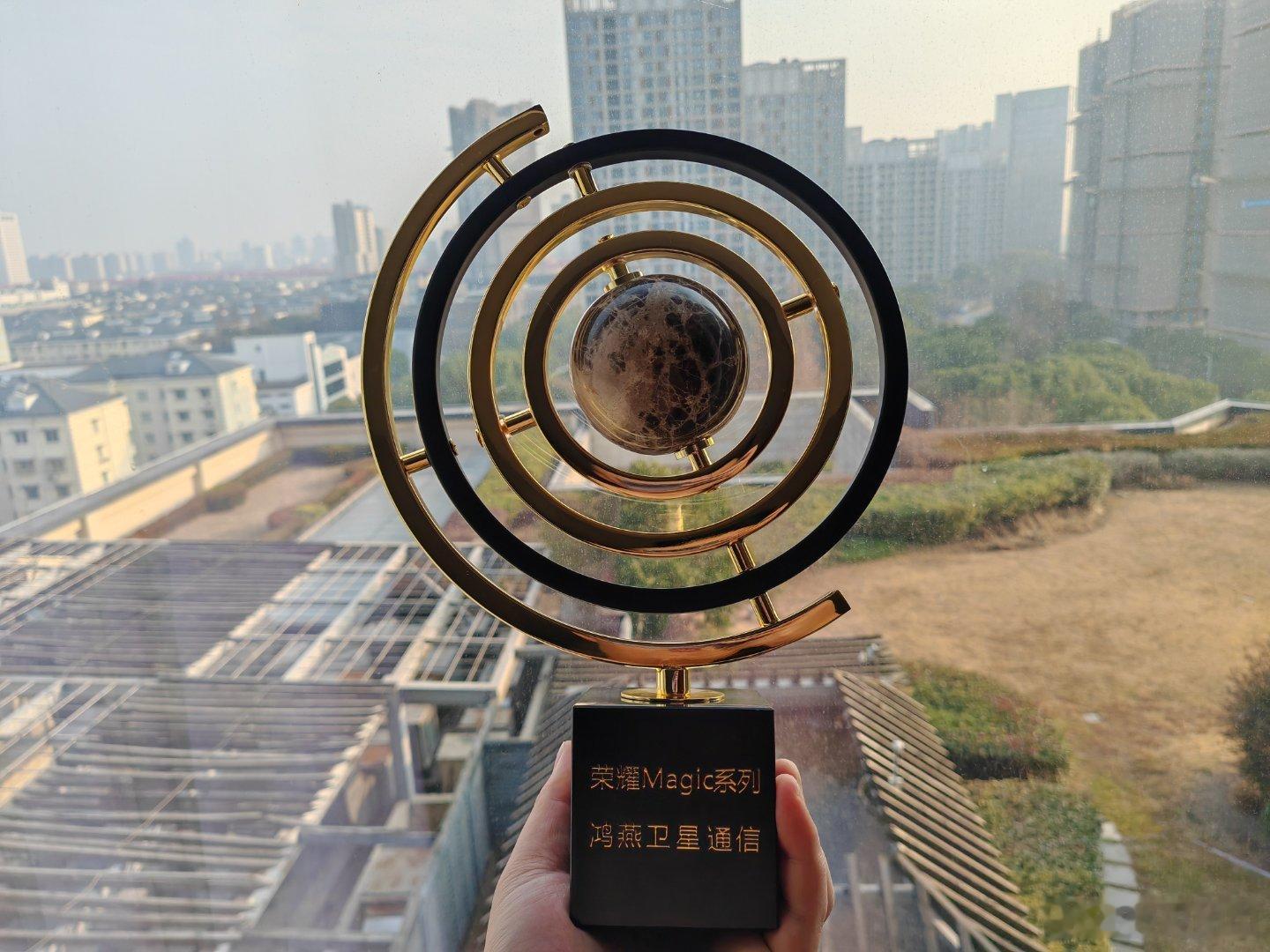 这次发布会荣耀的会务组准备的东西一如既往的贴心，好吃又好玩，我这个纪念品与众不同