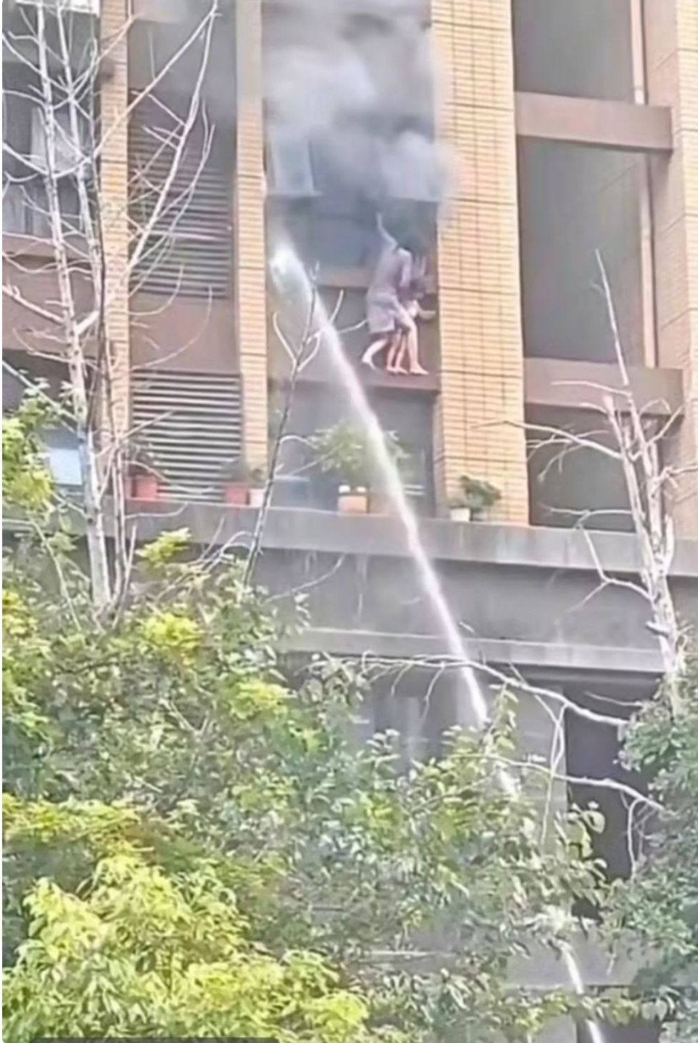 “不要喷水”！江苏连云港某小区火灾母女悬窗后坠楼，丈夫现场劝阻喷水，3岁女童已不