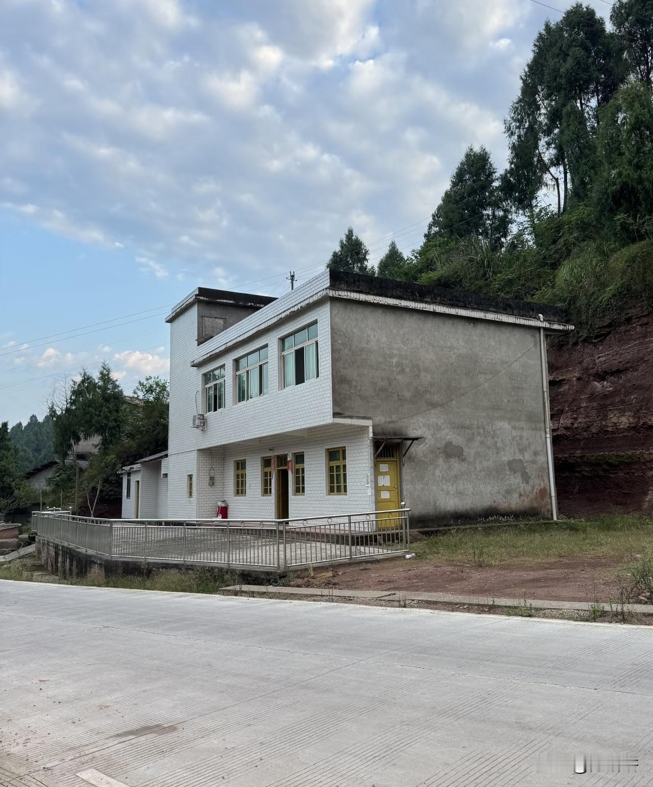 在线问一下大家，农村自建房内部装修，所有灯电线、插座电线和空调电线走暗线还是用线