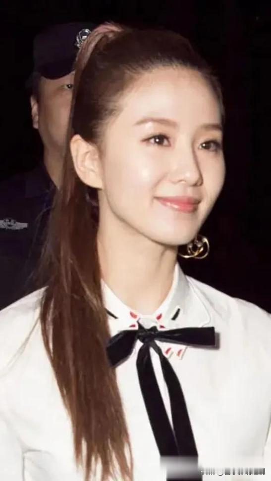 近日，刘诗诗一组高马尾造型大片惊艳亮相。她将乌黑长发高高束起，露出光洁额头与精致