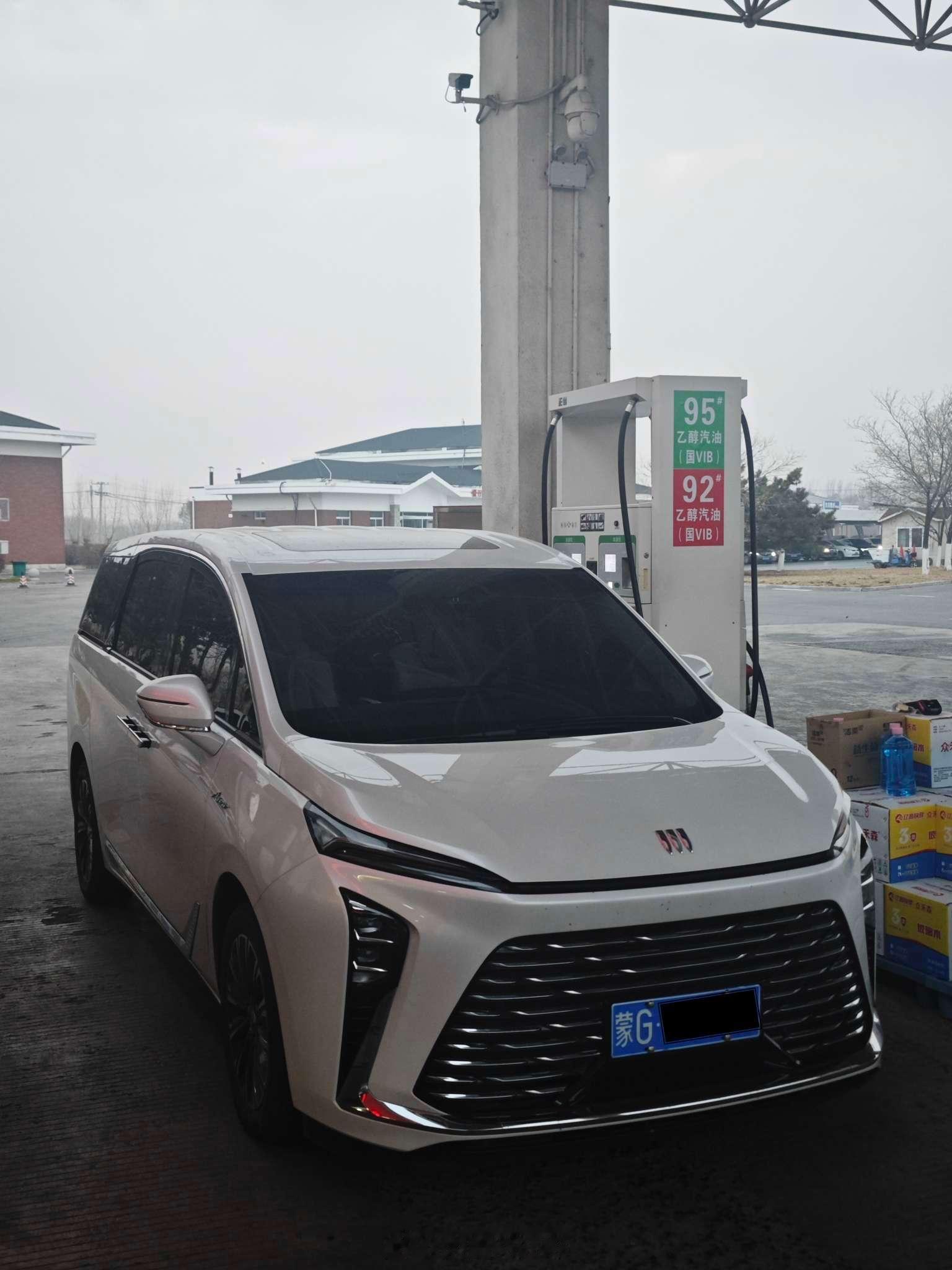 失策了，为了不影响车上宝宝睡觉，晚些到了辽宁境内才选择加油。其实蒙东这边老司机都