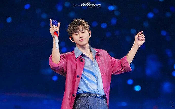 张杰张杰演唱会《轻舟》间奏解锁光影浪漫！多条光束有序律动起伏，顺着旋律摇曳摆动，