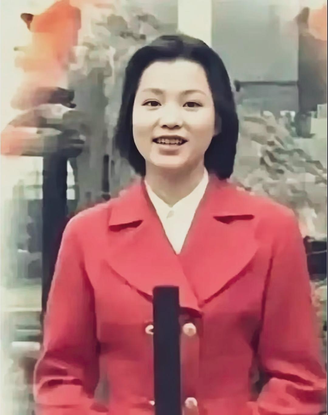 1993年、二十出头的董卿在地方电视台主持节目的青涩模样！带着年代的清丽质朴。