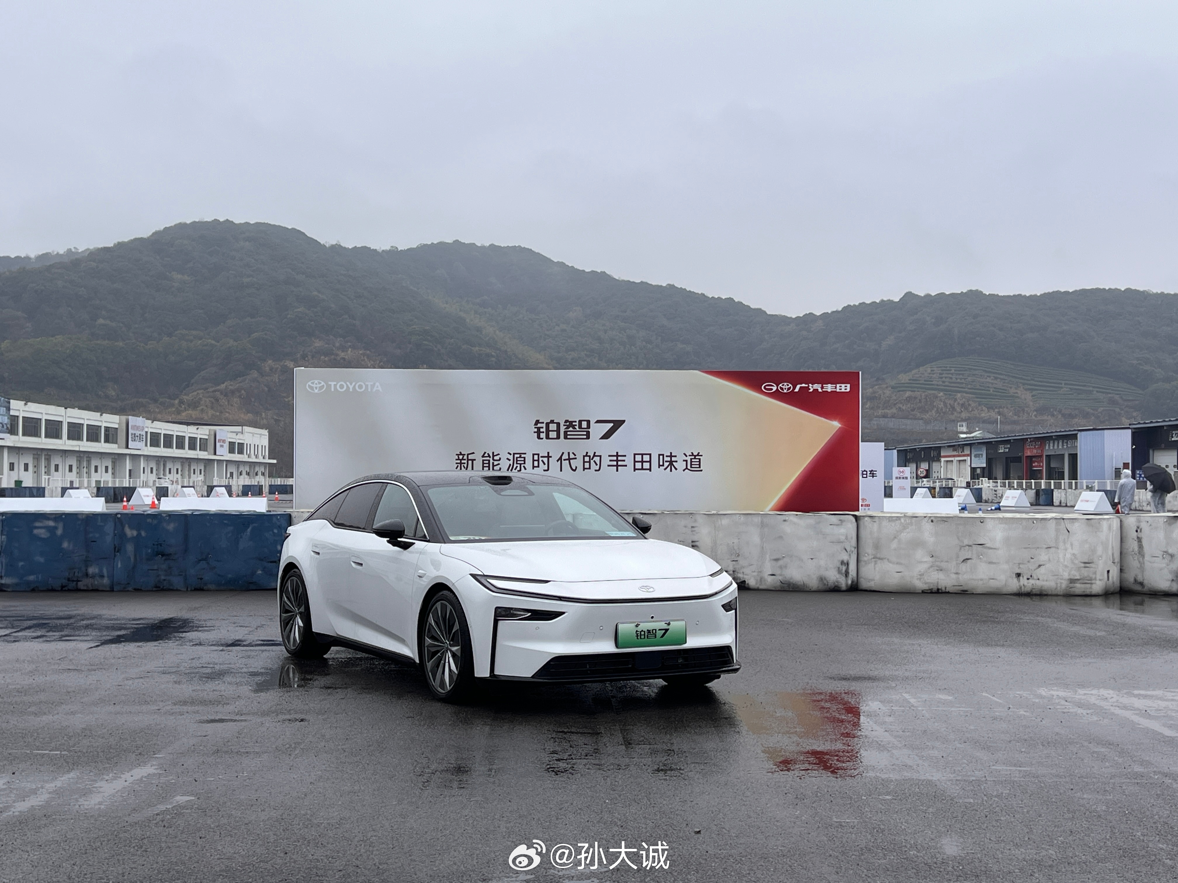 媒体首测丰田铂智7动态表现铂智7首轮动态首测释放出了关键信号，核心看点不在于参数