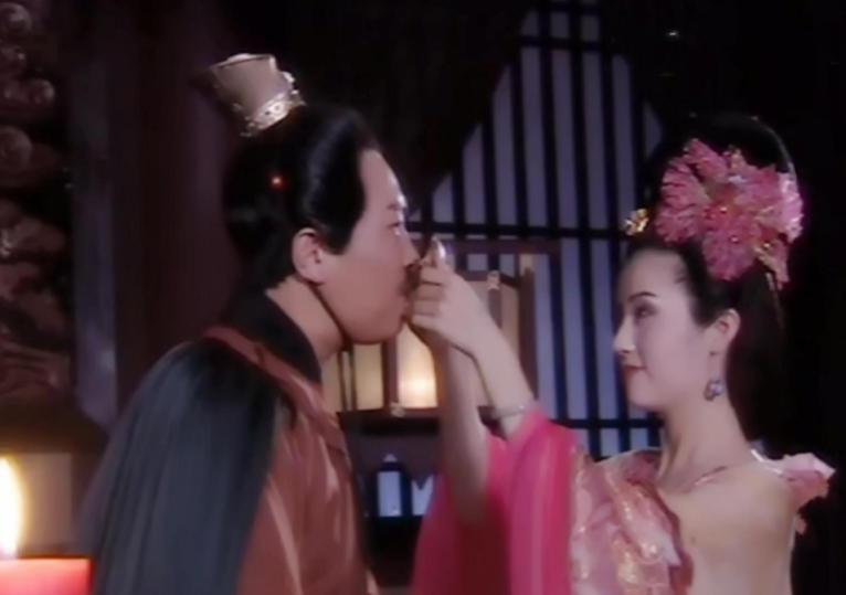 公元626年，李世民砍了李建成脑袋后，急匆匆赶到大嫂玳姬宫里，一把将玳姬按在床上