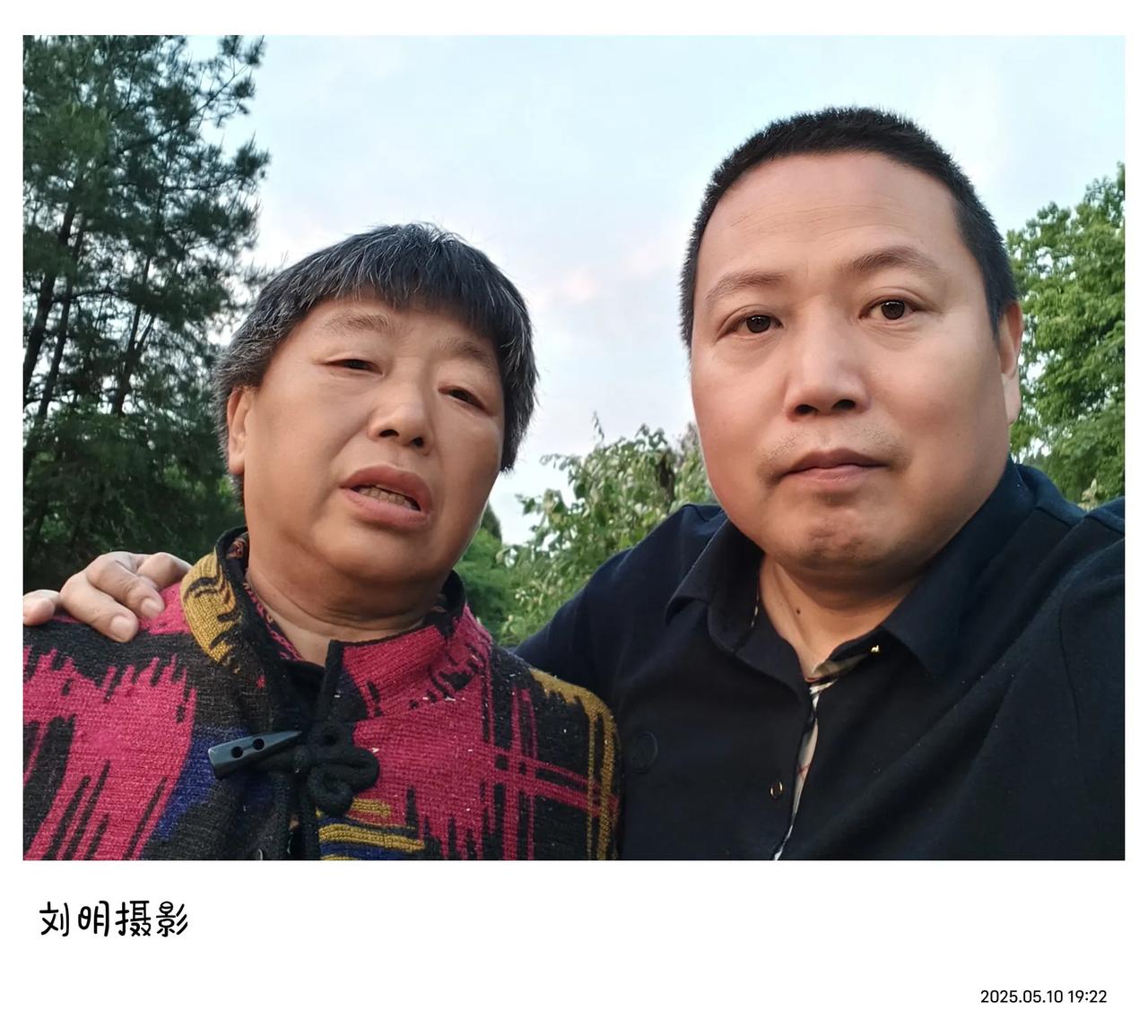 今天陪母亲走了一阵，没有想到，上午那场淅淅沥沥的夏雨，竟为湘西山寨的黄昏绘就了一