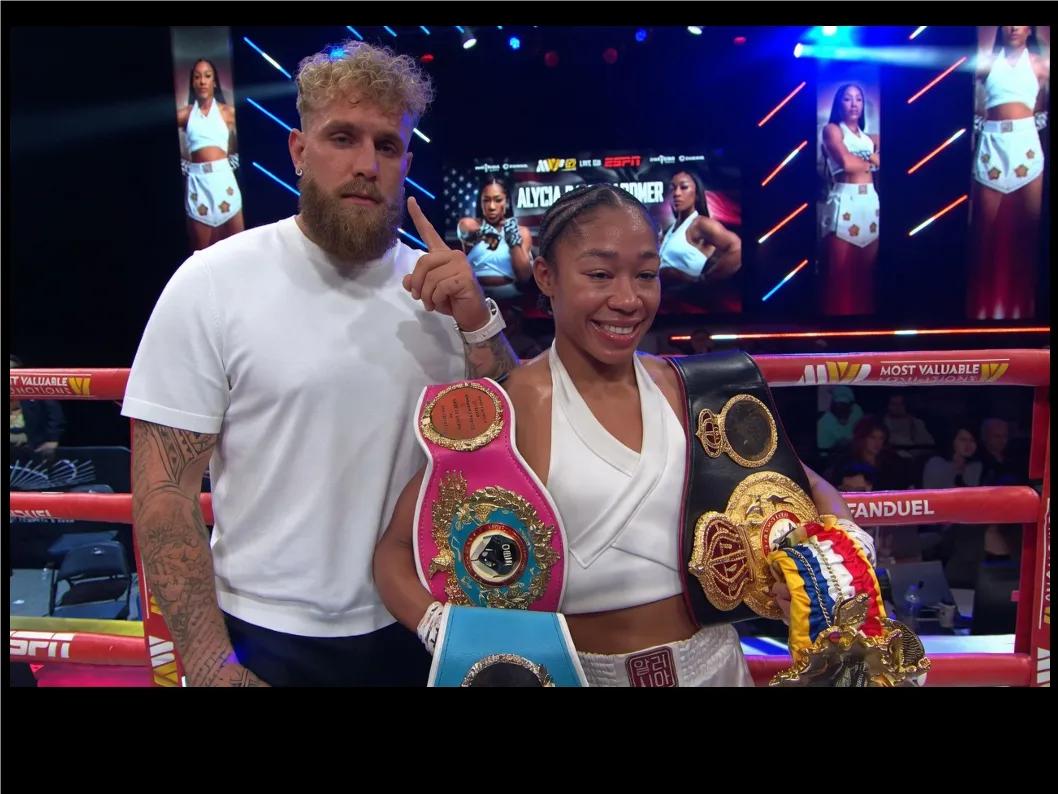 昨天结束的一场女子WBA/WBO/IBF/Ring130磅冠军争夺战中，卫冕拳王