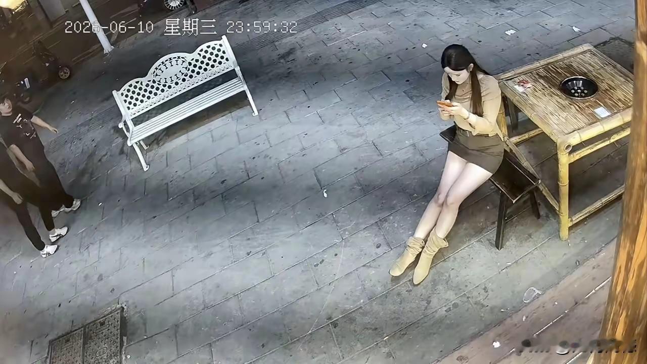 年轻人看见了美女，心情过于专注，忘记了脚下的路，结果撞在了路边的座椅上，多亏年轻
