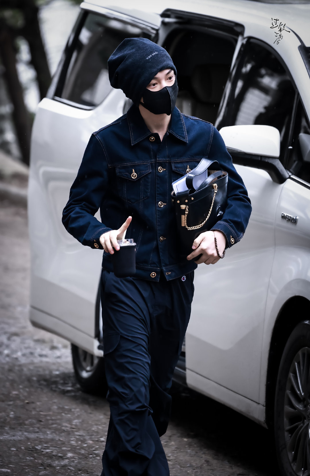 丁禹兮对粉丝挑眉丁禹兮冷帽牛仔上班 今天是非常公务的一款丁禹兮，黑色冷帽+牛仔上