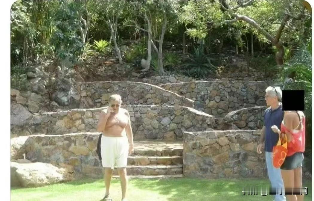 在最新公布的文件中，可以看到爱泼斯坦将一名女孩交给一个肥胖、年老、富有的地产大佬