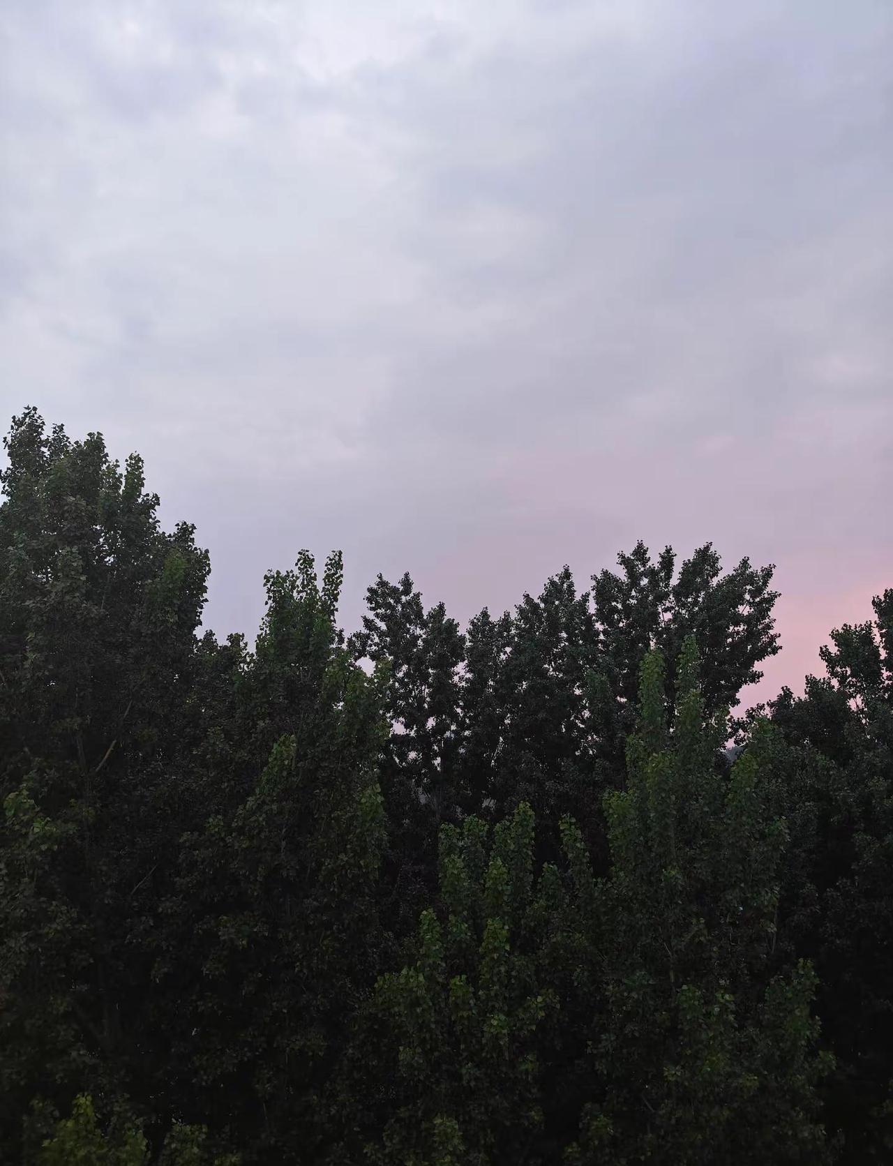 7点11日落，雨后晴天日落又转阴天阵雨，7点41分黑完，黑的真快
