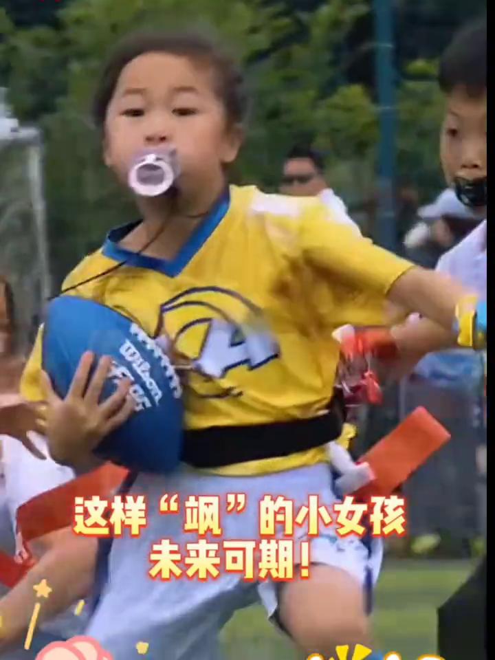 沉浸式感受"无冲撞"攻防时刻。
左闪右晃小碎步，灵魂转圈圈，奶凶小眼神。这样"飒