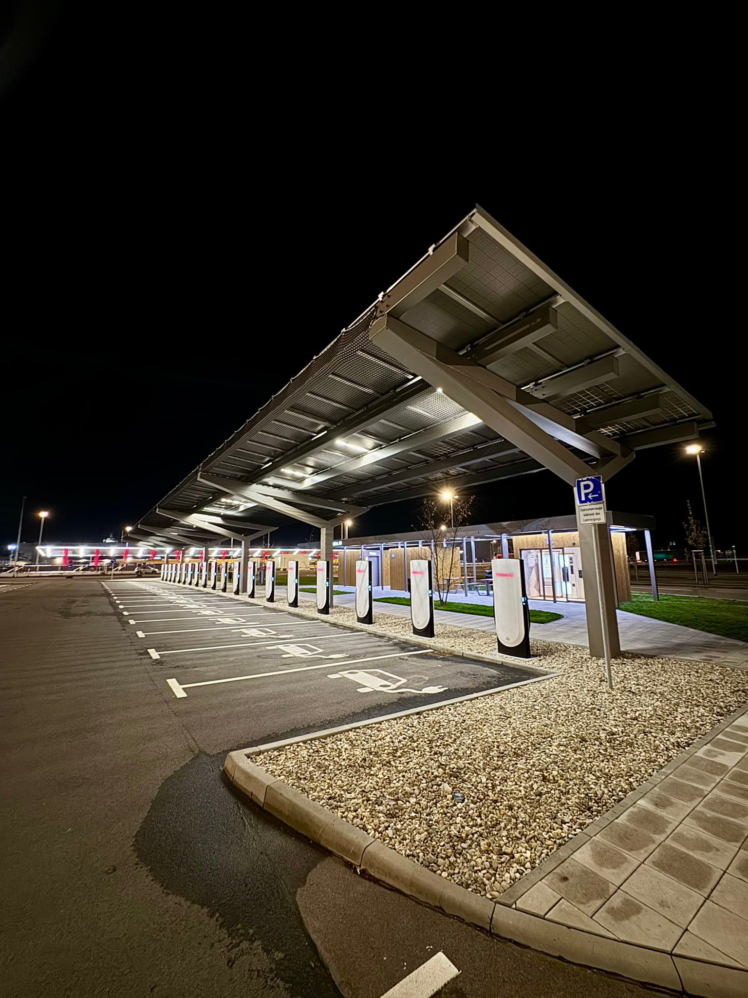 3月1日，马斯克在社交平台表示，中国正在迅速转向太阳能与电动化的未来，对石油和天