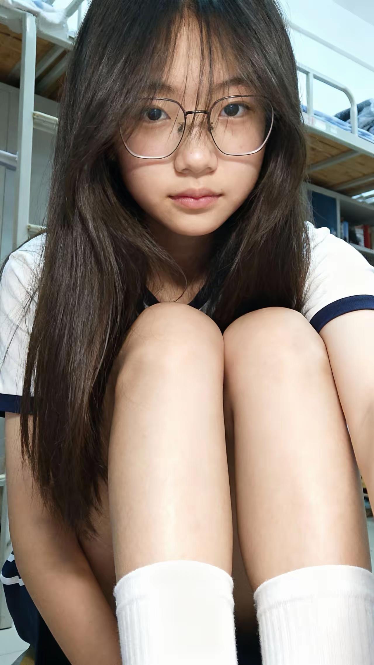 这组照片的优势在于“场景与情绪的适配性”。教室场景中的少女，穿着校服外套与连帽衫