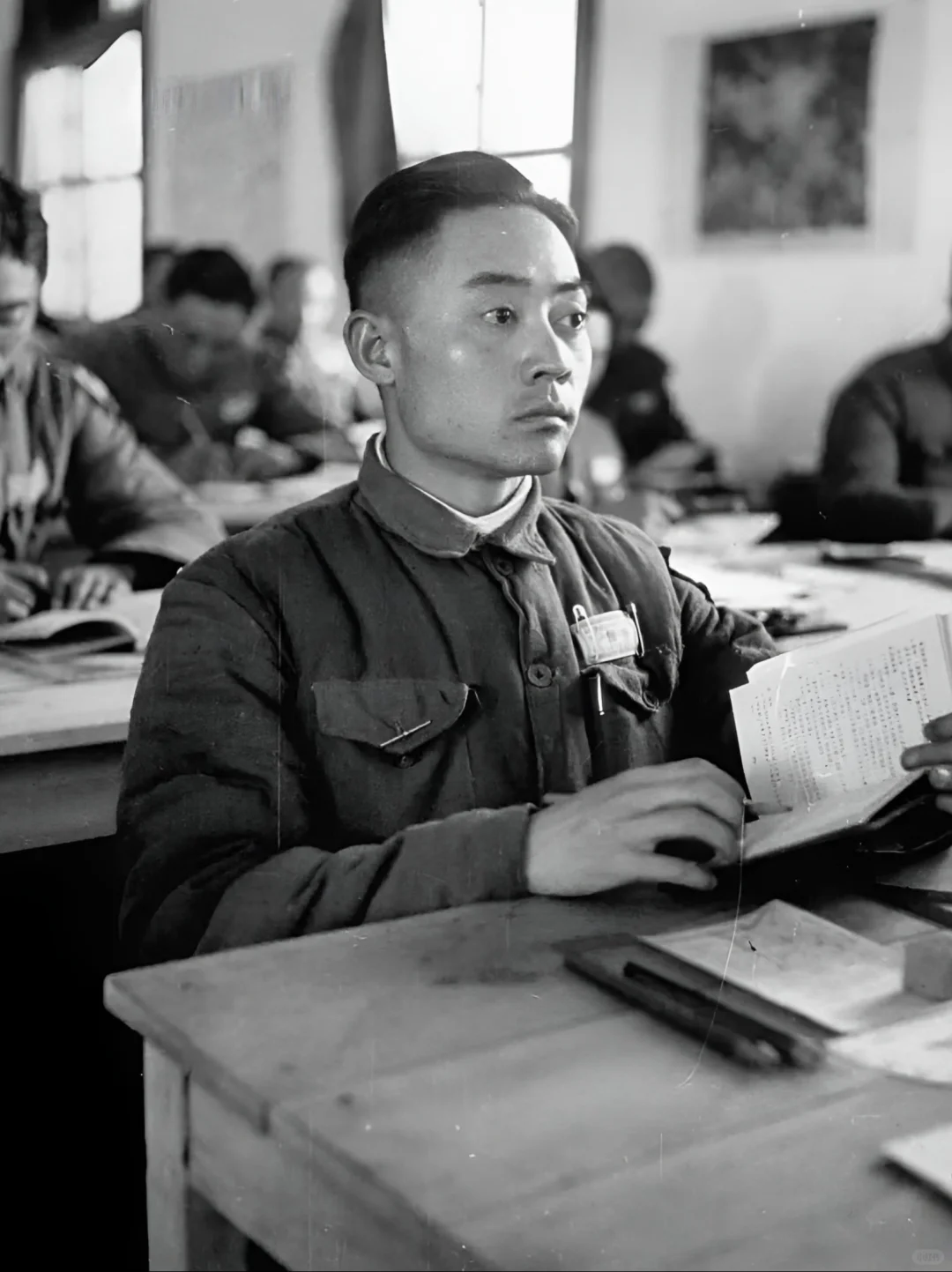 1945年3月，云南昆明，中央陆军军官学校（黄埔军校）第五分校的课堂上...