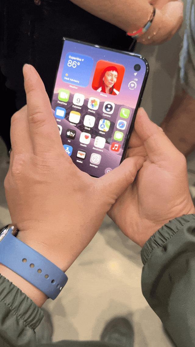 借用爱范儿的一张动图！[求饶]苹果做液态玻璃，是为了打造iPhone Duo 开