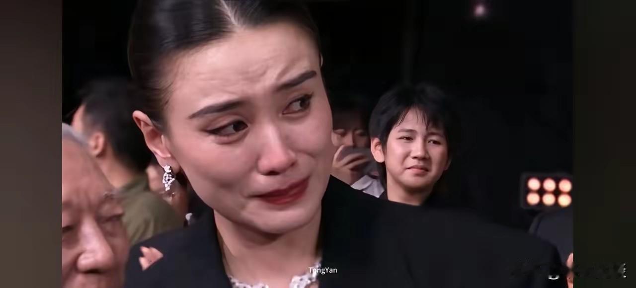看到萨日娜斩获最佳女配角，马丽落泪并不让人意外，令人意外的是宋佳也当场红了眼眶。