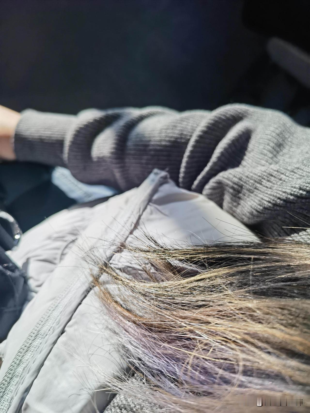 突然明白为什么上了年纪的人那么在乎头发了
刚刚在公交车上神游，有一站上来了两位阿