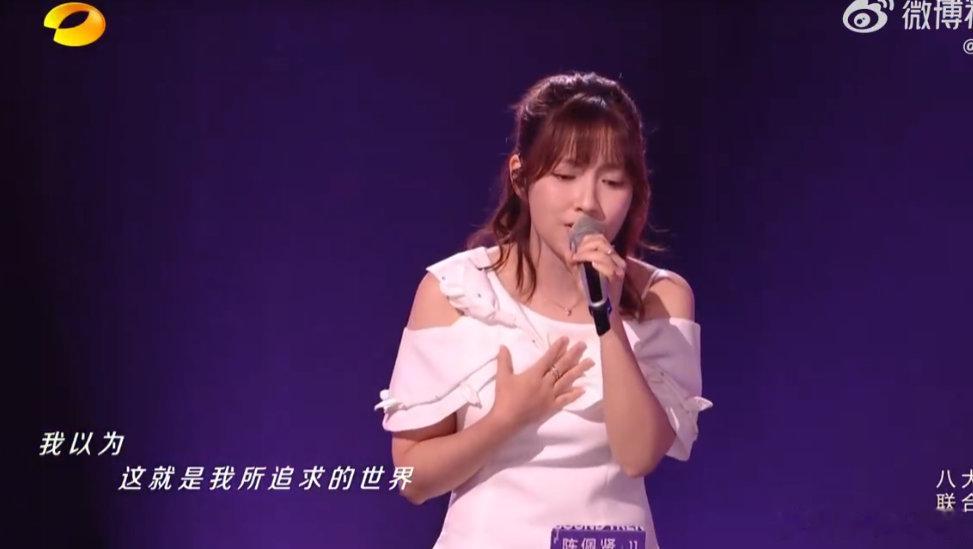 陈佩贤天黑黑开口跪陈佩贤的《天黑黑》开口跪！熟悉的旋律配上深情的歌声打动人心声鸣